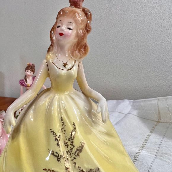 Vintage Josef Originals DAY OF WINE and Roses Music Box Figurine, - Picture 2 of 10